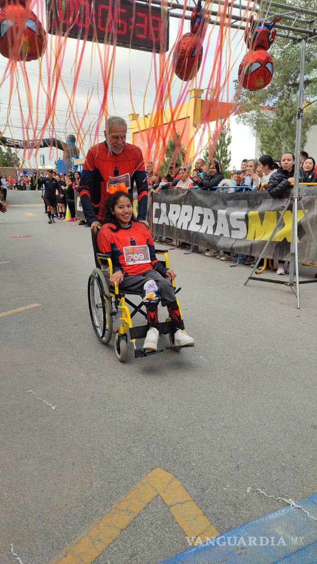 $!Niños del Centro de Atención Múltiple (CAM) corrieron acompañados por empleados de TUPY.