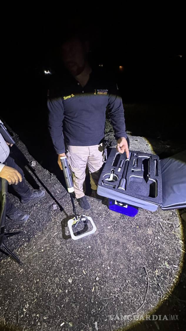 $!Ya de noche, algunos de los equipos permanecieron desplegados e iluminados alrededor del campamento.