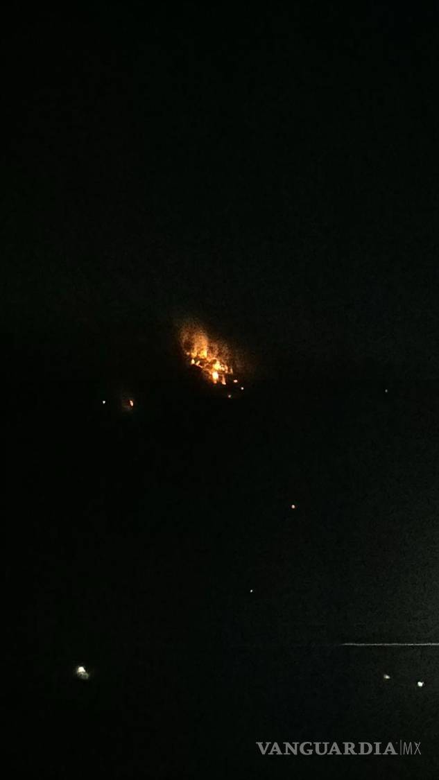 $!Esta noche el fuego sigue vivo en El Tunal, las llamas se pueden ver desde distintos puntos de la zona.