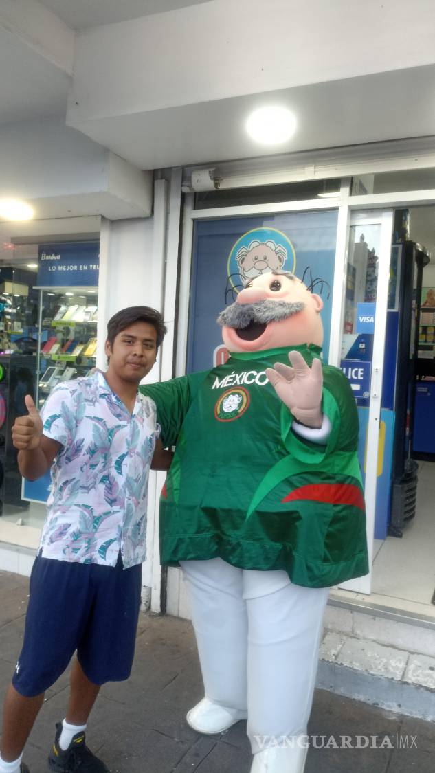 $!César Sánchez, estudiante de Ingeniería, dio vida a la botarga del Dr. Simi en Saltillo con pasos de baile que se viralizaron en redes.