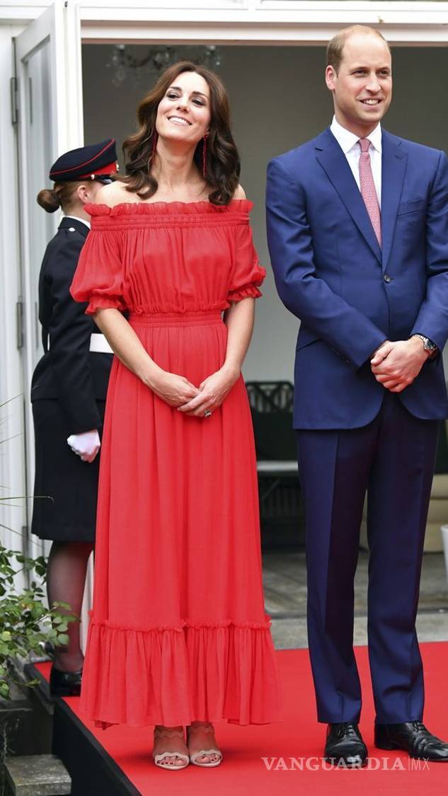 $!Kate Middleton luce espectacular vestido rojo con hombros al desnudo