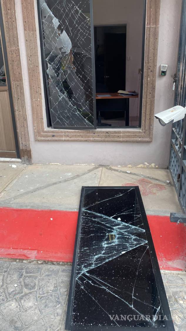 $!Los cristales de la vivienda terminaron destrozados.