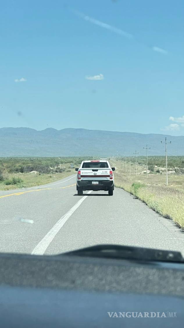 $!En carretera, la ruta también se cruza con revisiones oficiales: una camioneta del INM apareció antes de que los pasajeros fueran identificados como “pasaje”.