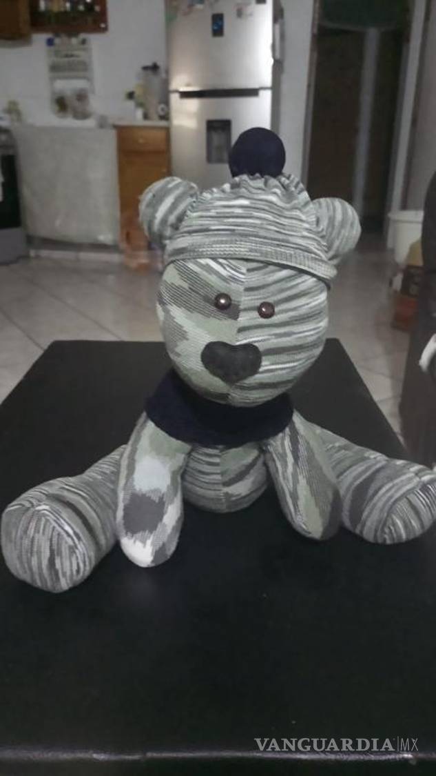 $!Algunas personas le piden que agregue alguna característica de su ser querido, como gorrito o una bufanda.