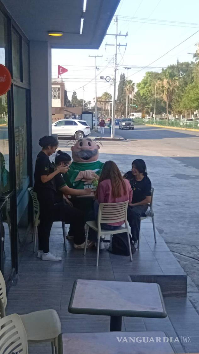 $!El ventilador interno y las aberturas en el traje ayudan a mitigar el calor, aunque el sudor sigue siendo el mayor reto.