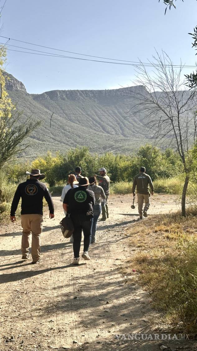 $!Antes de encender los aparatos, algunos participantes recorren el terreno buscando referencias, modificaciones del paisaje o puntos que merezcan una revisión más detenida.