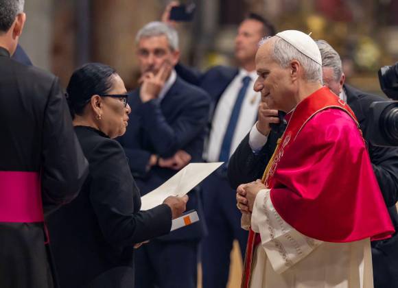 Rosa Icela Rodríguez entrega invitación a León XIV para visitar México