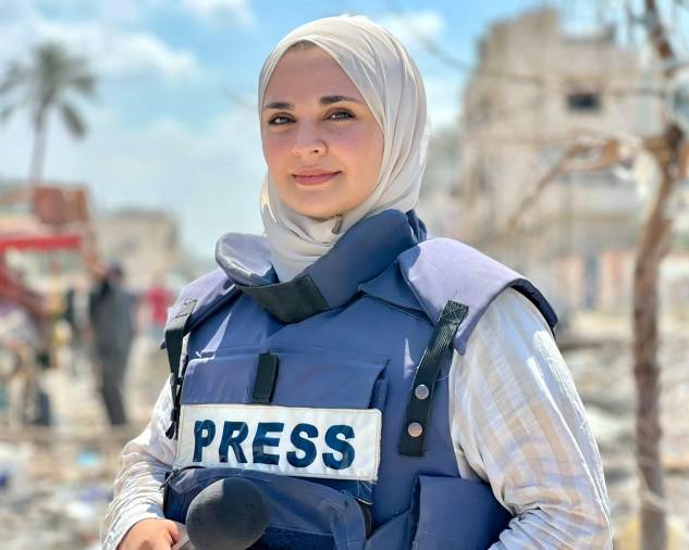 Huda Emad, nacida en Linares (Jaén, sur de España), lleva casi dos años cubriendo en español la ofensiva israelí en la Franja de Gaza, donde casi 250 periodistas han sido asesinados mientras hacían su trabajo.