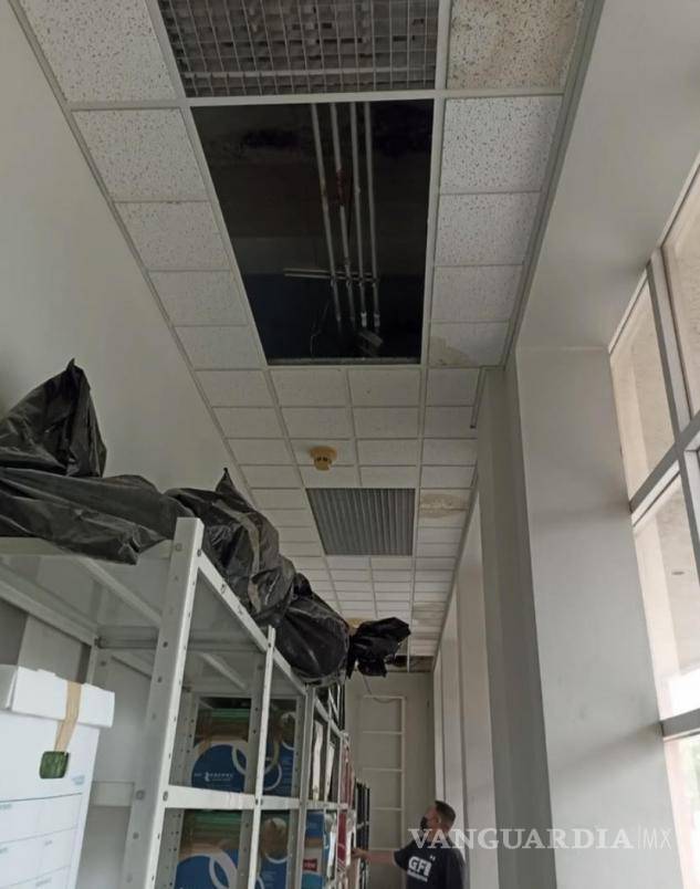 $!Goteras visibles en los consultorios de la clínica Felipe de Alba Galván en Torreón, evidenciando el colapso del sistema de atención médica.