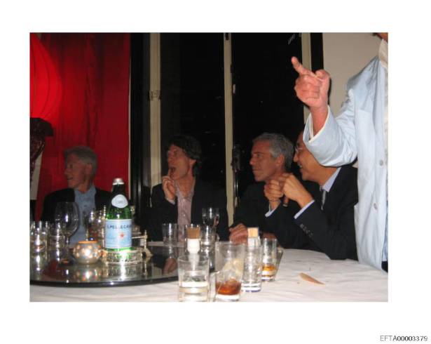 En una fotografía divulgada se observa a Epstein acompañado del expresidente Bill Clinton y el artista Mick Jagger.