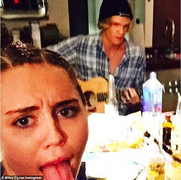 $!Miley Cyrus explota contra quienes la critican por su noviazgo con Cody Simpson