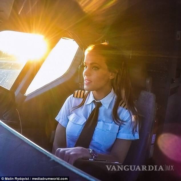 $!Esta podría ser la piloto más sexy del mundo, además practica yoga (fotos)