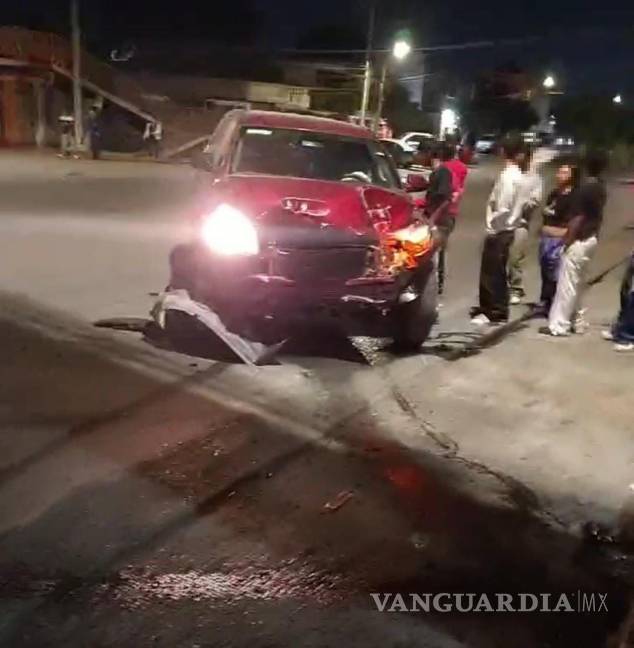 $!La camioneta fue empujada por los jóvenes tras el choque.