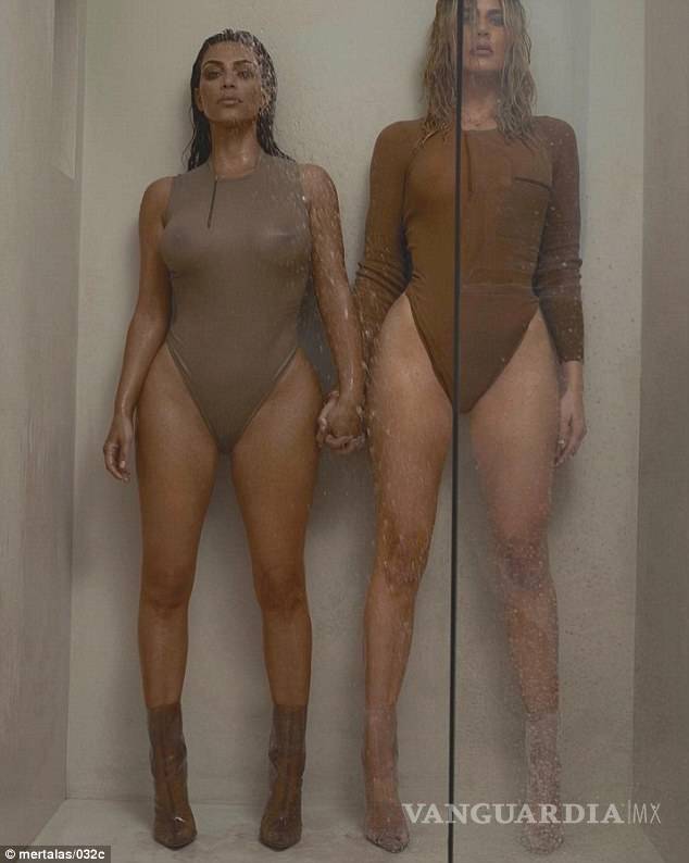 $!Kim Kardashian y su hermana Khloe presumen sus traseros en la arena