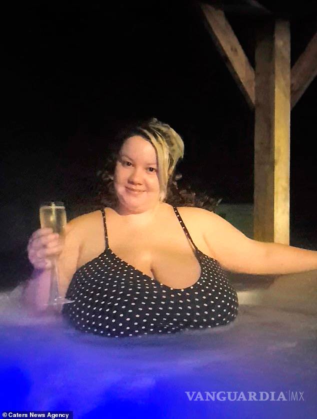 $!Sus gigantescos senos no paran de crecer, se han convertido en su tortura