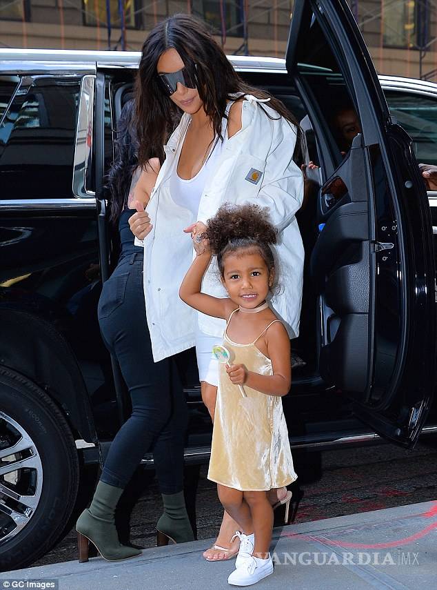 $!La dulce vida de North West: La pequeña usa un mini bolso Fendi de dos mil dólares