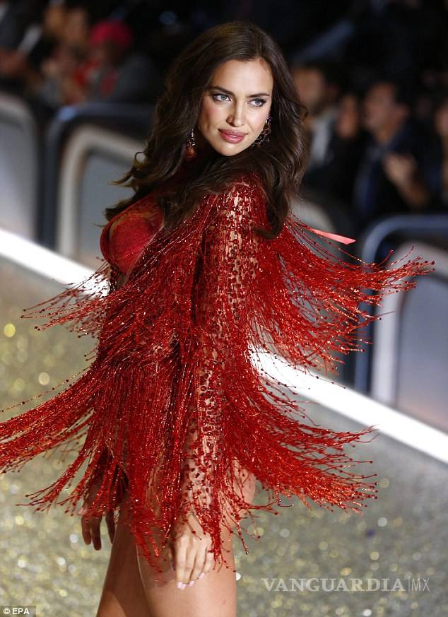 $!¿Irina Shayk desfiló embarazada en el Victoria’s Secret?