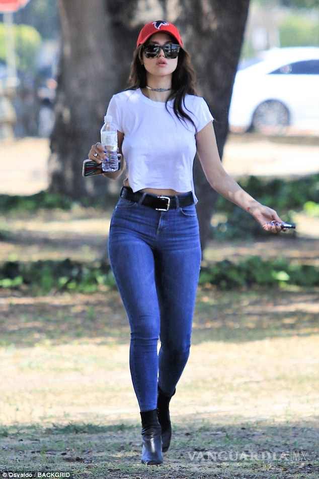 $!Eiza González pasea con camiseta, pero sin brasier por Los Ángeles