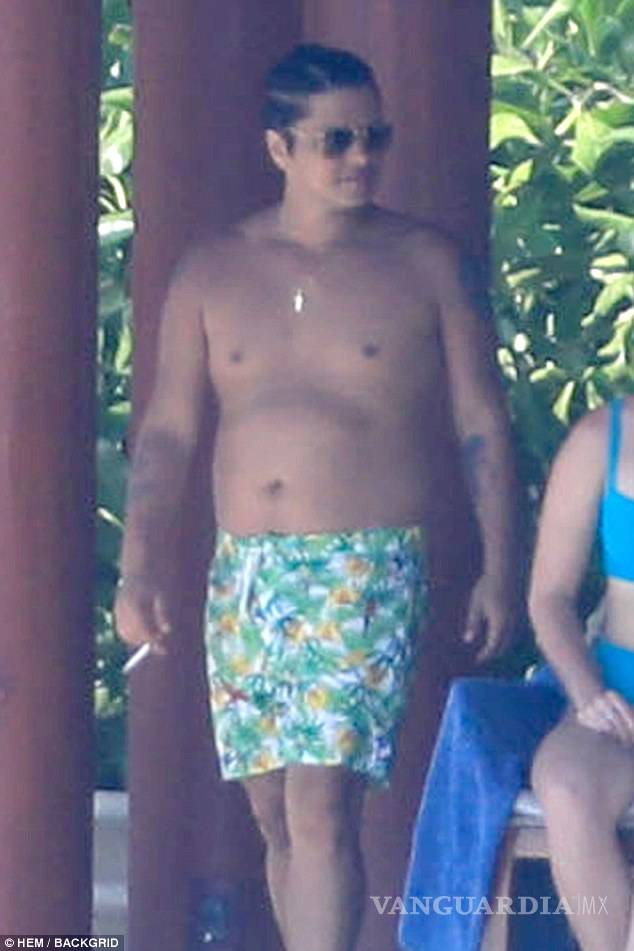 $!Bruno Mars luce 'barriga' al lado de su escultural novia en la riviera nayarita