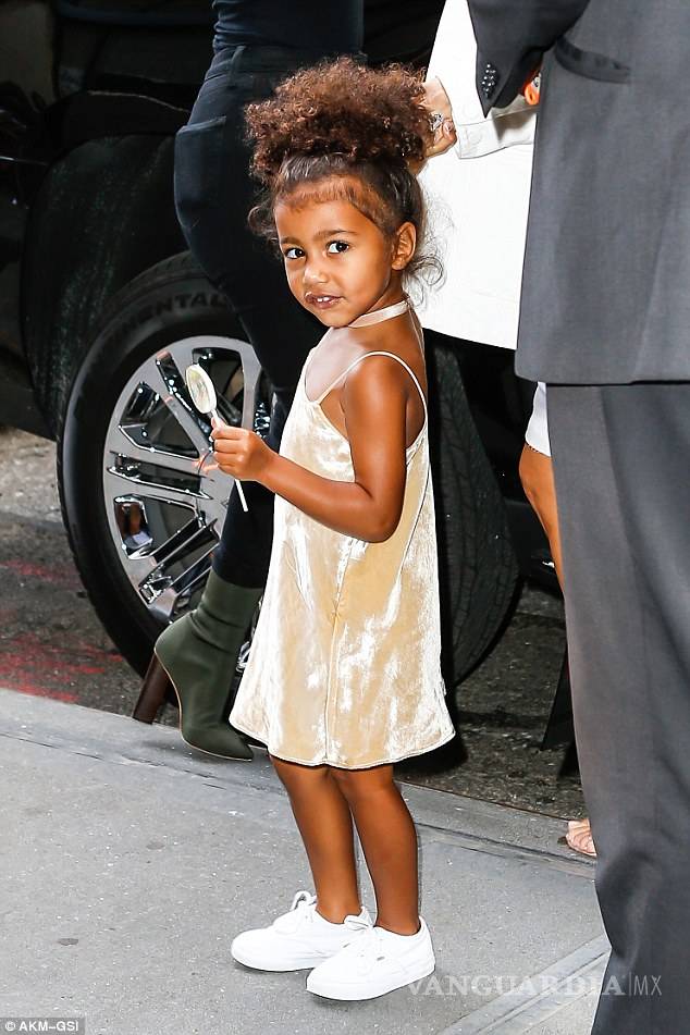 $!La dulce vida de North West: La pequeña usa un mini bolso Fendi de dos mil dólares