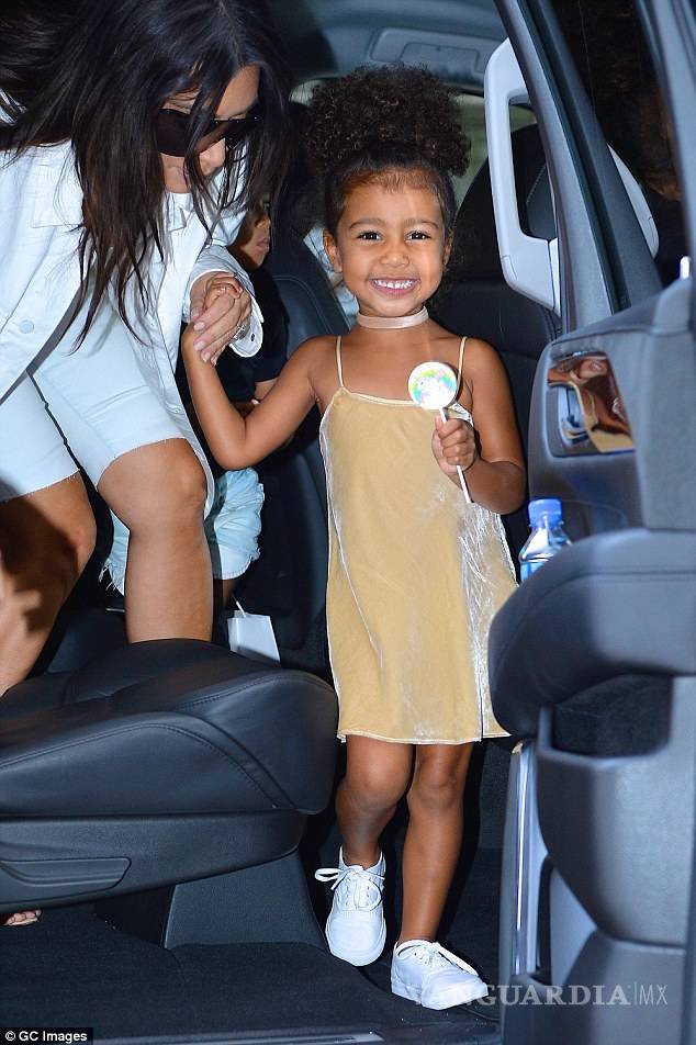 $!La dulce vida de North West: La pequeña usa un mini bolso Fendi de dos mil dólares