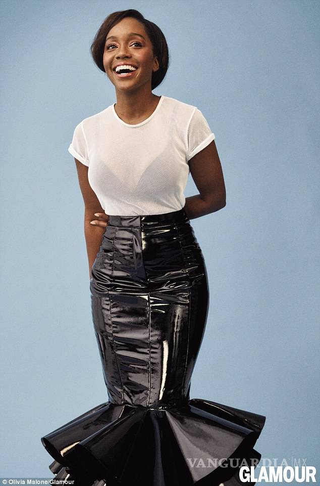 $!Camila Cabello conquista el blanco y habla sobre la belleza para la revista Glamour