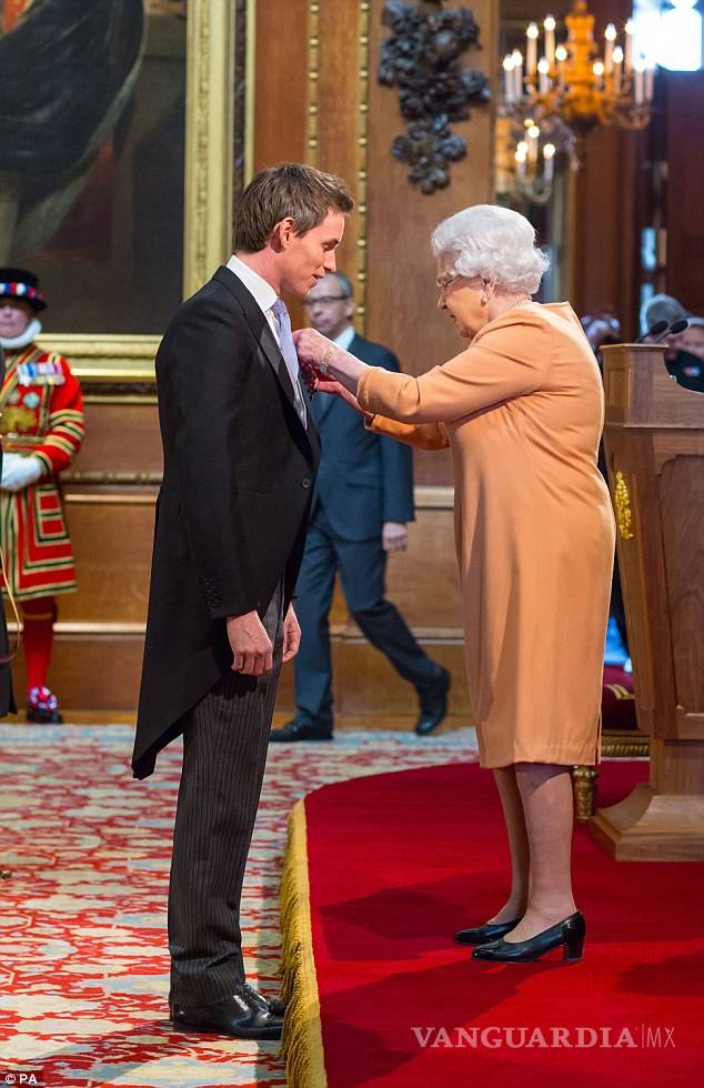 $!Eddie Redmayne es galardonado con el OBE por la Reina Isabel II