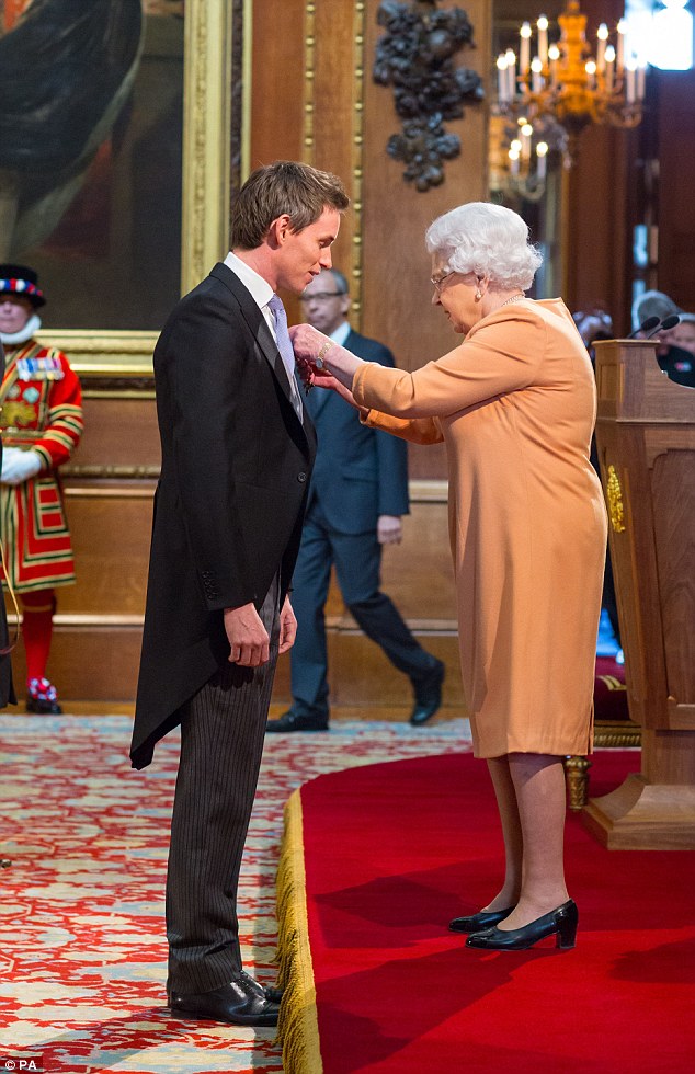 $!Eddie Redmayne es galardonado con el OBE por la Reina Isabel II