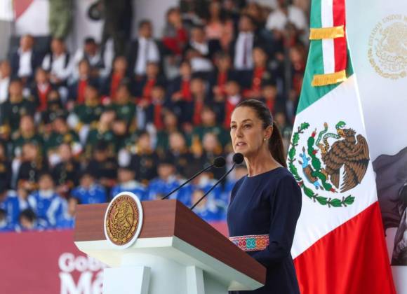 Encabeza Sheinbaum desfile militar por la Batalla de Puebla