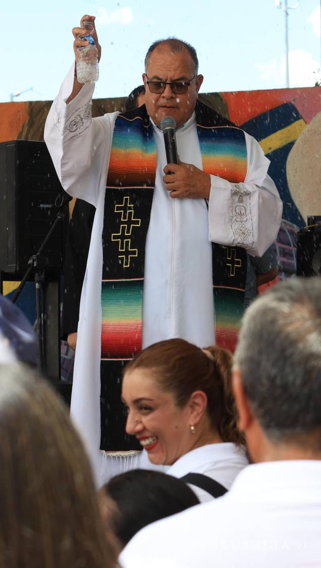 $!Como parte del festejo, un sacerdote local ofreció una misa de acción de gracias en memoria de los fundadores de la nieve Ramos, pidiendo bendiciones para las nuevas generaciones que continúan con el legado.
