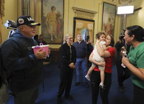 Llega a Venezuela la niña de 2 años que fue separada de sus padres deportados de Estados Unidos