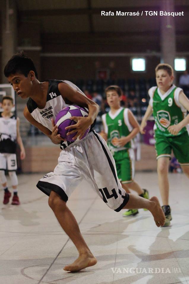$!Niño Triqui es campeón de basquet en Europa