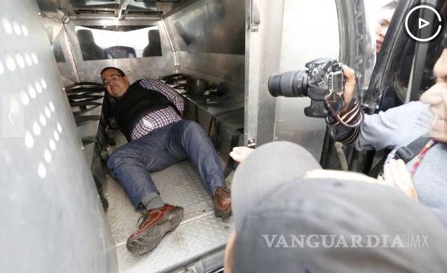 Duarte, tirado e impotente en una jaula móvil; rechaza opción preliminar de extradición