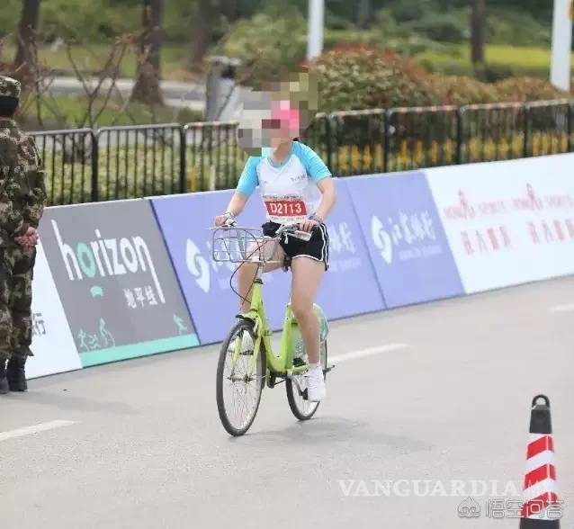 $!Atleta china hace un Roberto Madrazo y usa bicicleta para completar un maratón