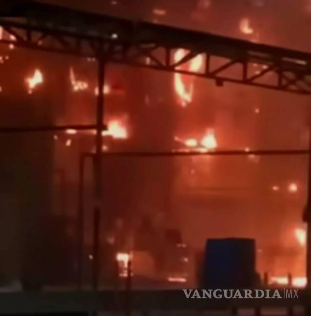 $!Personal del Cuerpo de Bomberos y Protección Civil acudieron al llamado de emergencia para controlar el conato de incendio.