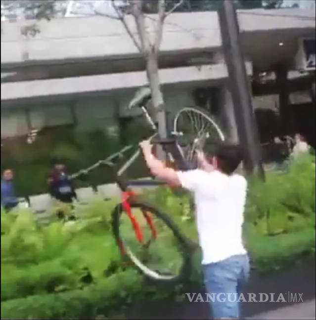$!#LordAudi arremete contra ciclista y policía en Félix Cuevas