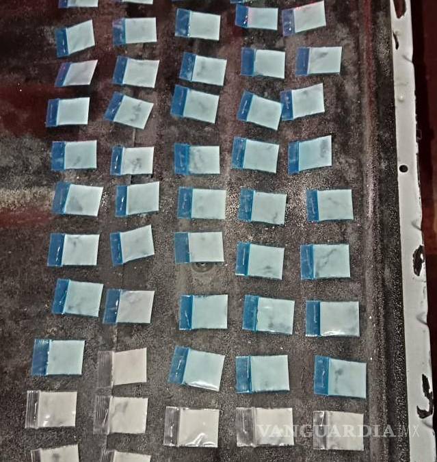 Caen cuatro jóvenes en posesión de drogas en el centro de Monterrey