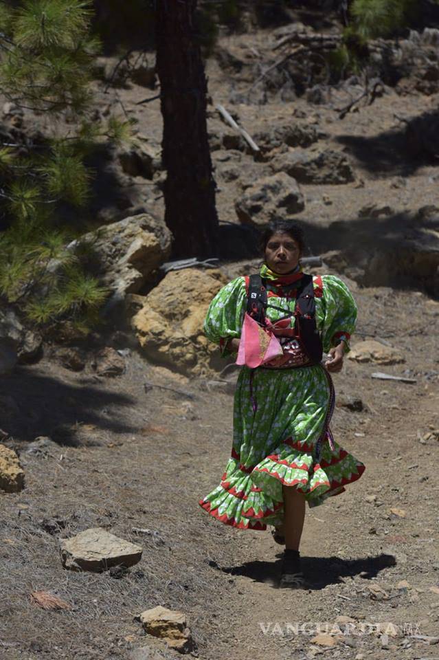 $!La corredora rarámuri que conquistó el Ultramaratón Tenerife Bluetrail de las Islas Canarias
