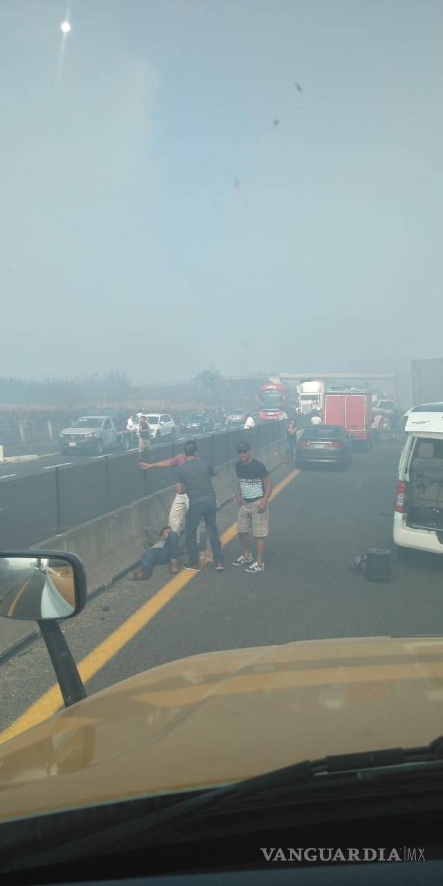 $!Carambola de 15 vehículos deja cinco muertos en Veracruz