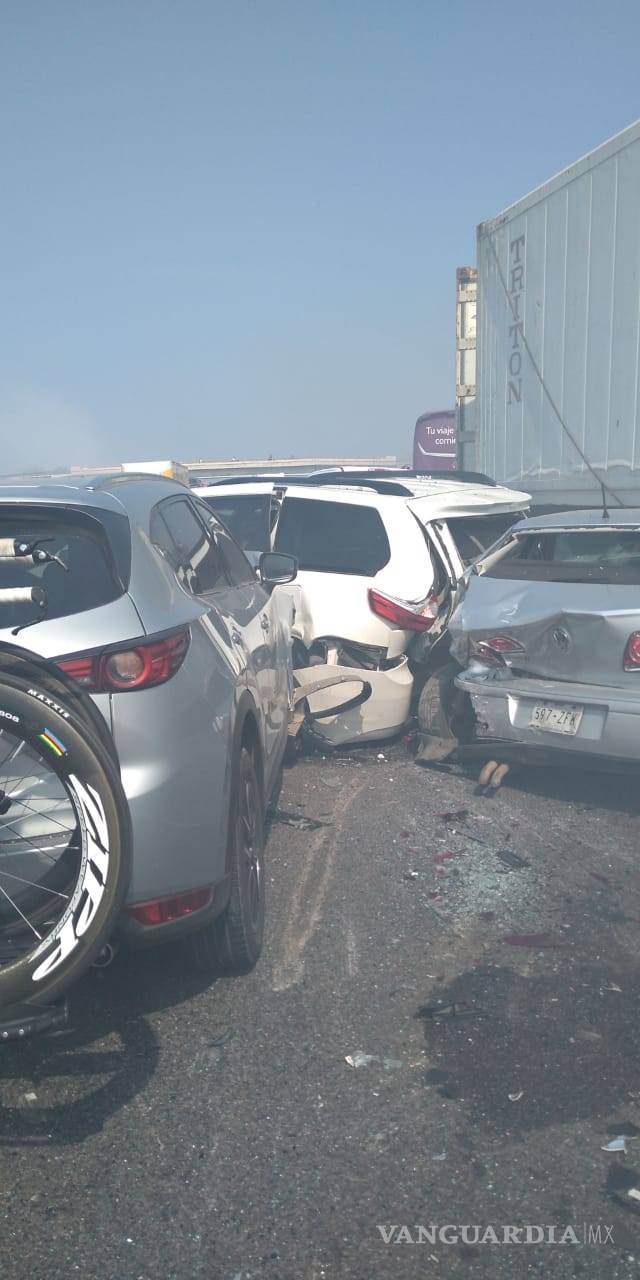 $!Carambola de 15 vehículos deja cinco muertos en Veracruz