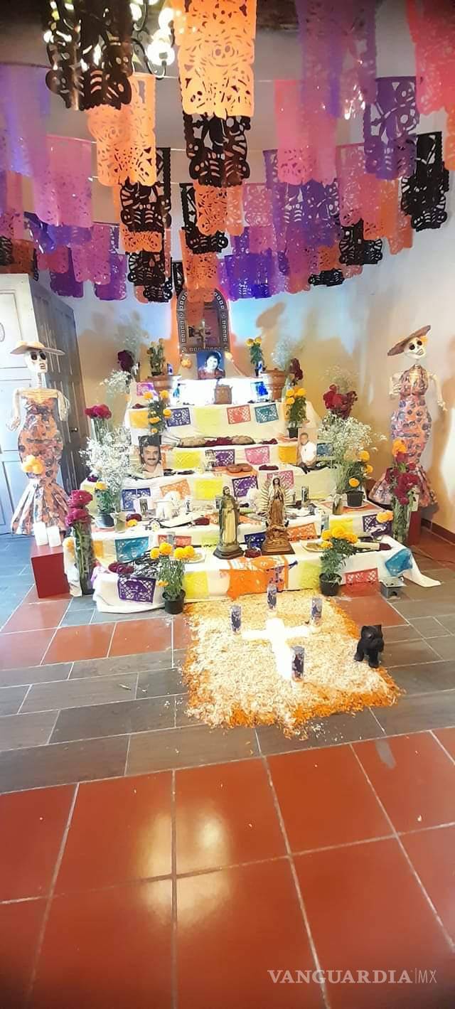 $!¿Ya viste estos altares en Saltillo? Dedicados a familiares, Walt Disney, Juan Gabriel, Cri-Cri y más (Fotos)