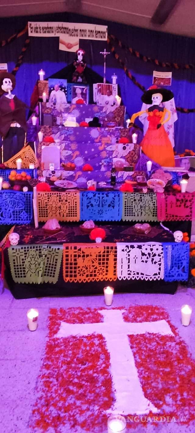 $!¿Ya viste estos altares en Saltillo? Dedicados a familiares, Walt Disney, Juan Gabriel, Cri-Cri y más (Fotos)