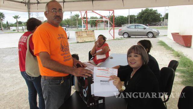 $!Entregan Armando Guadiana ayuda a damnificados por el tornado en Ciudad Acuña