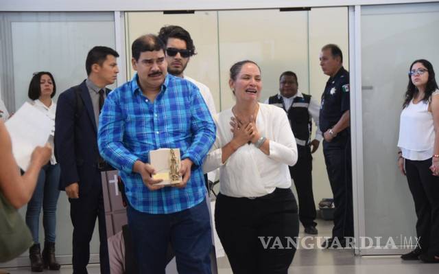 Norberto Ronquillo llega a Chihuahua... lo reciben entre llanto y gritos de justicia