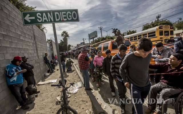 $!Vecinos de Playas de Tijuana se enfrentan a golpes con migrantes