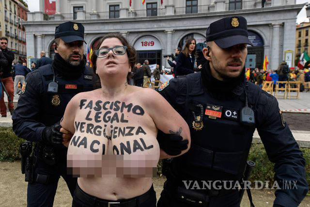 $!Semi desnudas, activistas de Femen irrumpen en un acto pro Franco en Madrid