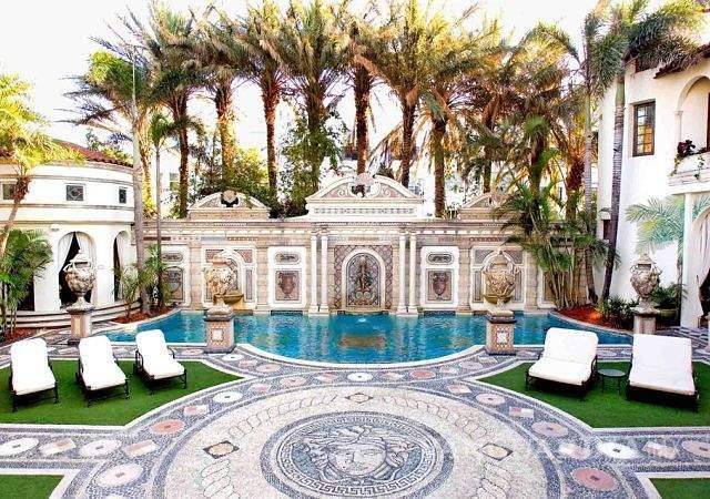 $!Luisito disfrutó de una elegante cena que compartió con su familia en Mansion Versace, ubicada en Miami, Florida.
