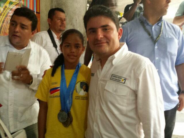 $!En la fotografía se muestra a una pequeña Erika Lasso junto al ex ministro de vivienda de Colombia tras ser nombrada Campeona Nacional de Judo.