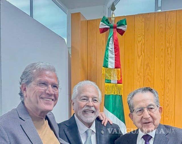 $!De derecha a izquierda, Benjamín Limón Rodríguez, presidente de la Junta de Gobierno de la UANL, Leopoldo Espinosa Benavides, galardonado por la CEDH, y Plácido Garza, director de Grupo DETONA