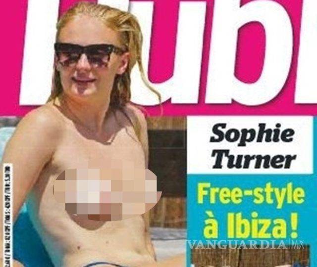 $!Sophie Turner es captada en ‘topless’ en Ibiza